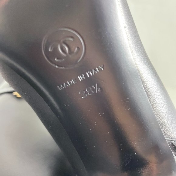 CHANEL $2020 20A BLACK CC DAINTY CHARM ZIP BACK BOOTIES SZ 38.5 - Picture 10 of 10